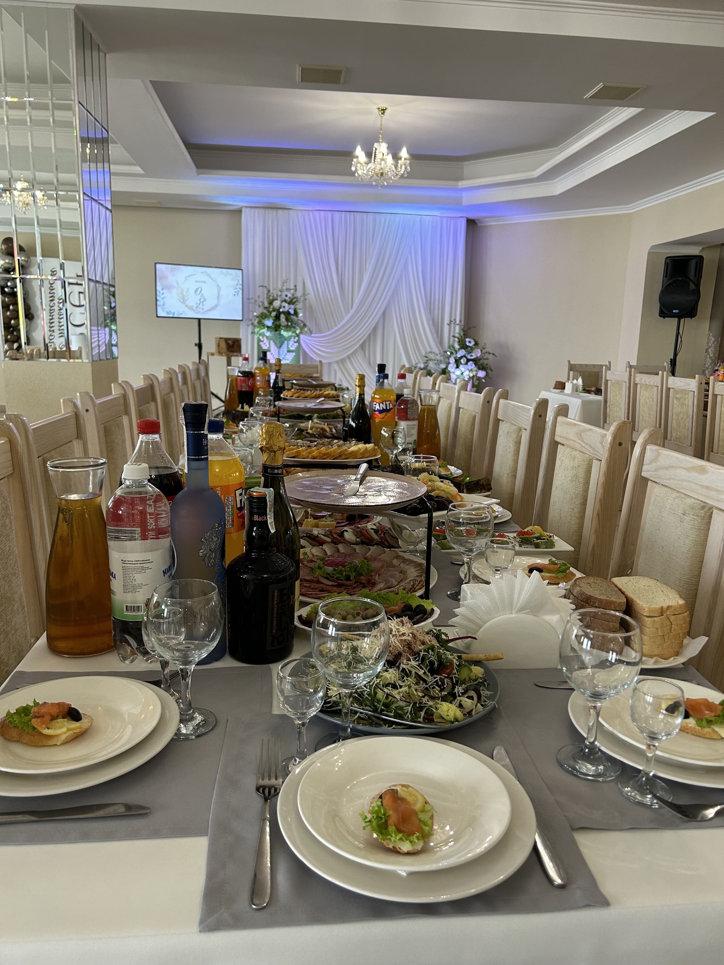 Святковий бенкетний стіл з закусками у Lovelia