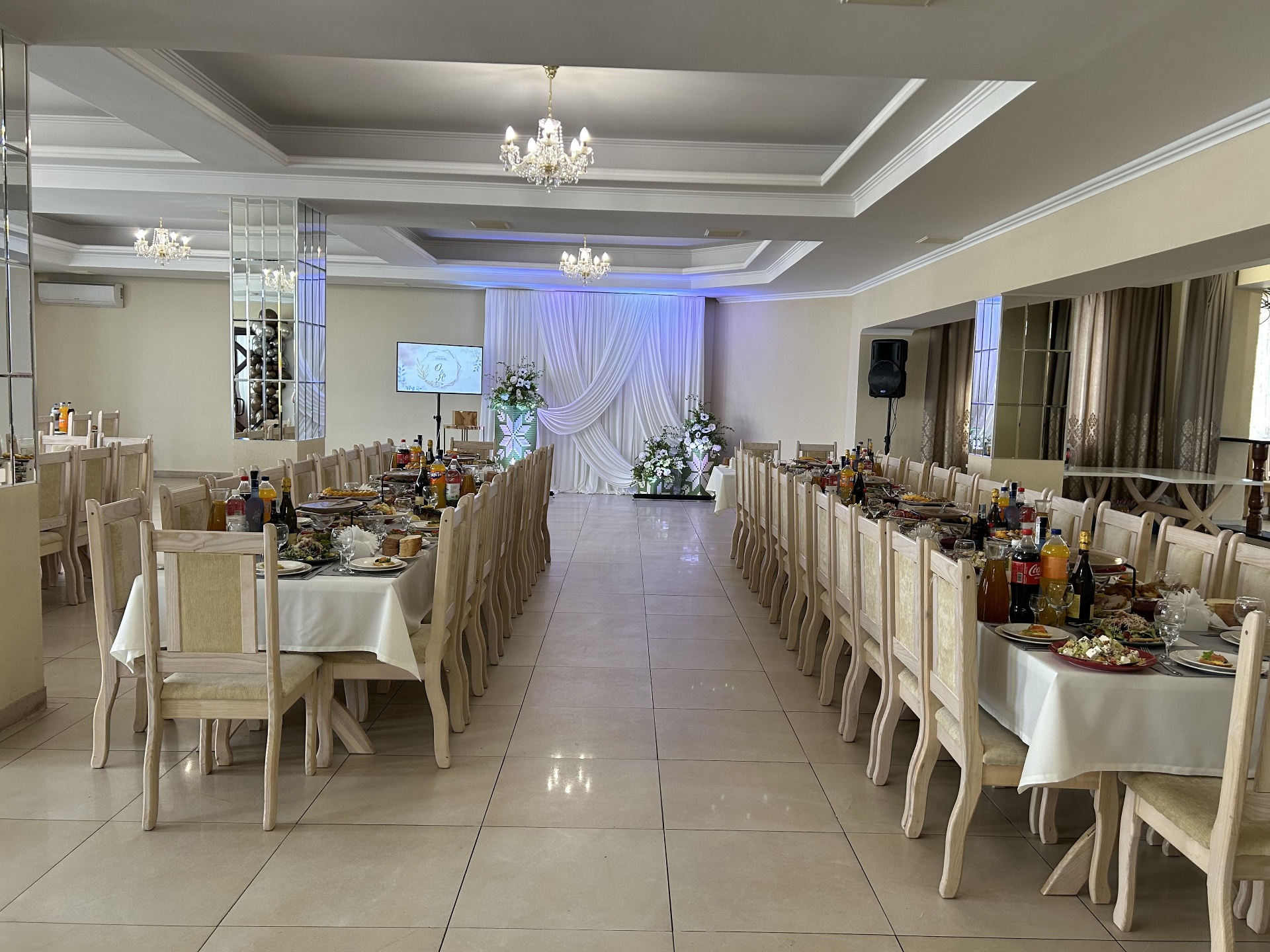 Великий бенкетний зал Lovelia з накритими столами на свято
