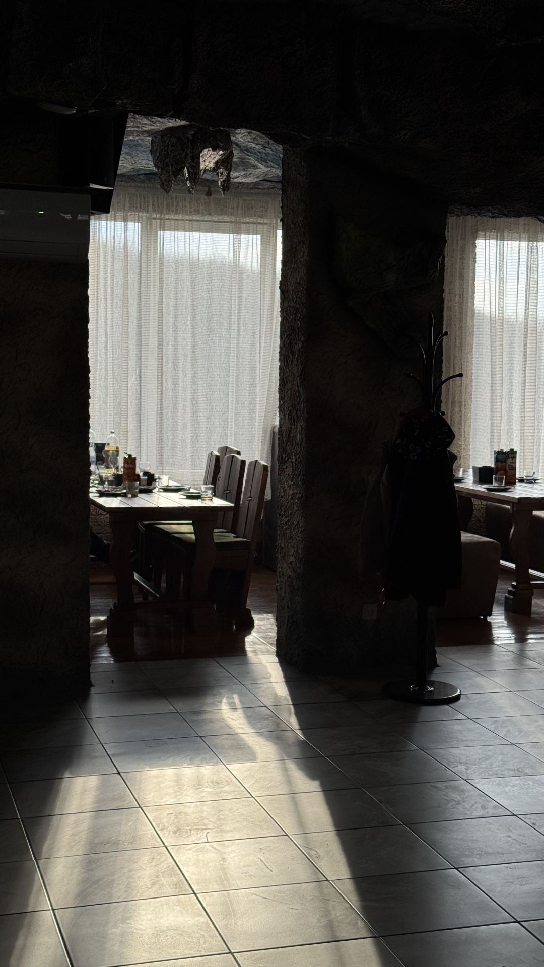 Камінні стіни та вікна печерного залу Lovelia