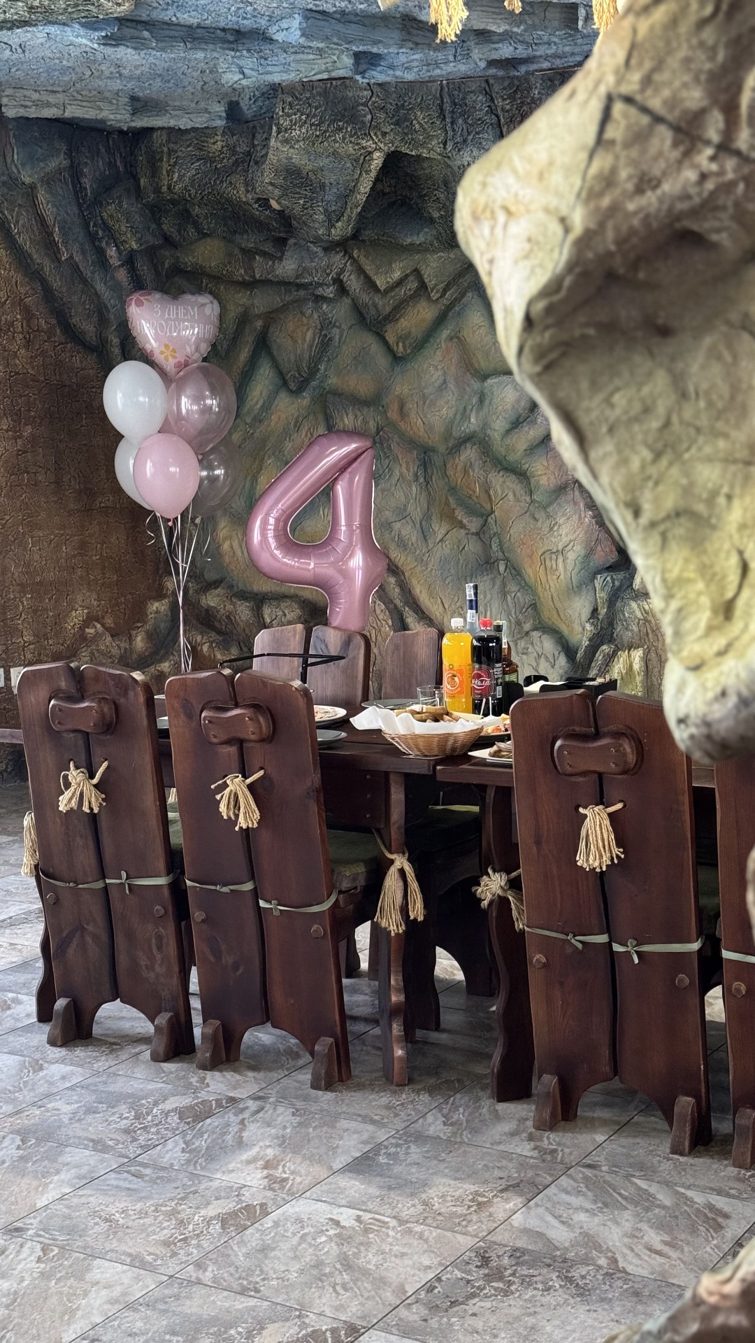 Святковий столик у печерному залі Lovelia на день народження