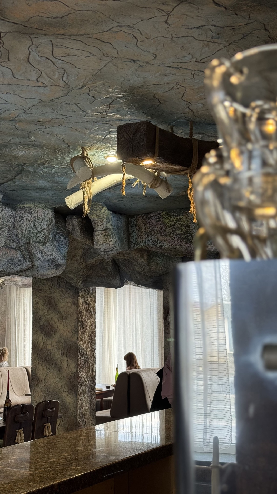 Барна стійка у печерному інтер'єрі Lovelia