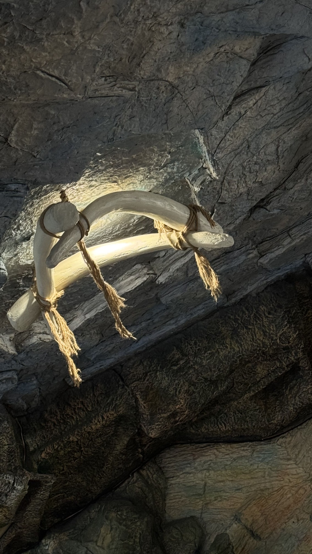 Декоративний світильник у печерному залі Lovelia