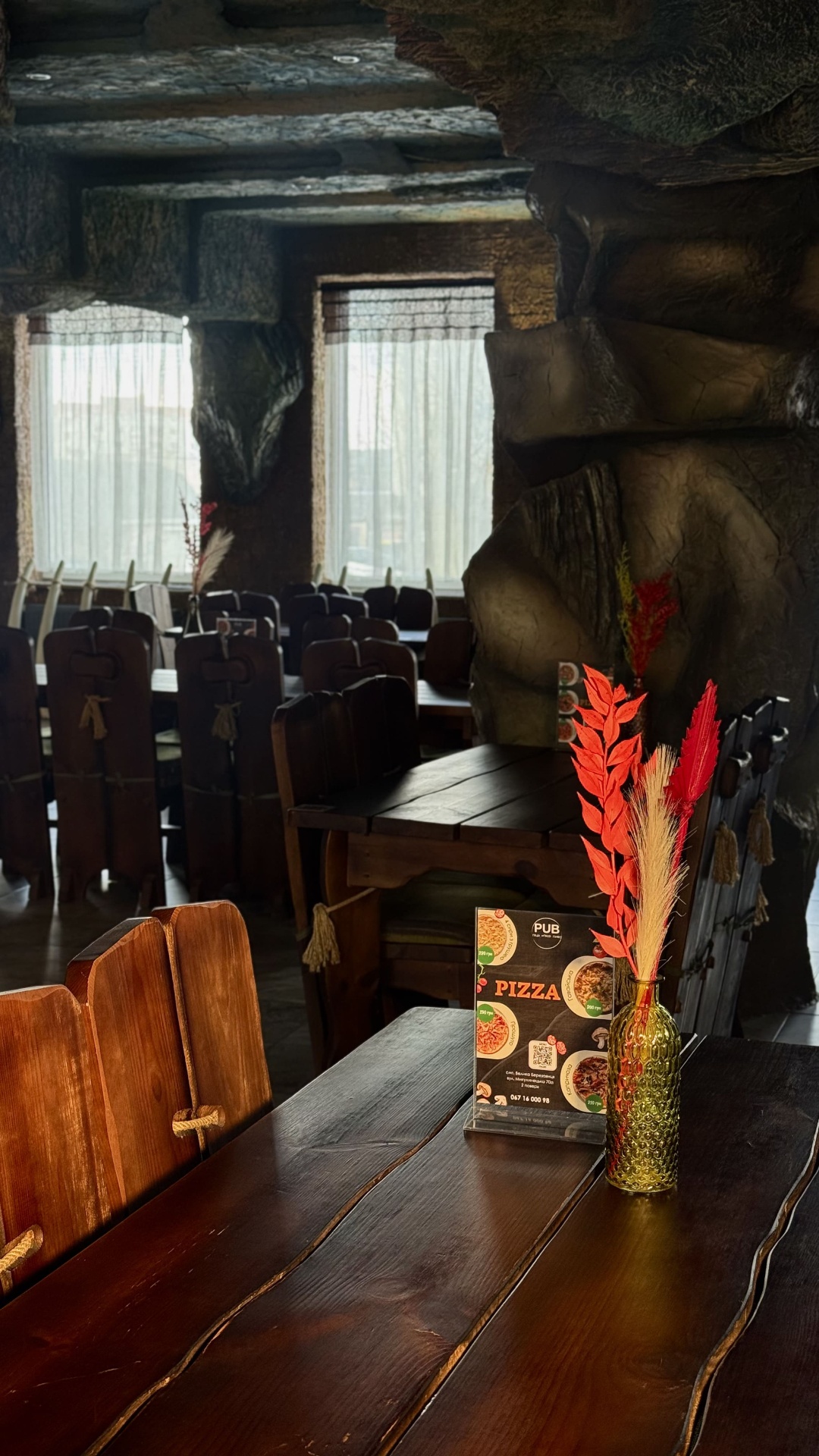 Печерний паб-зал Lovelia з дерев'яними столами
