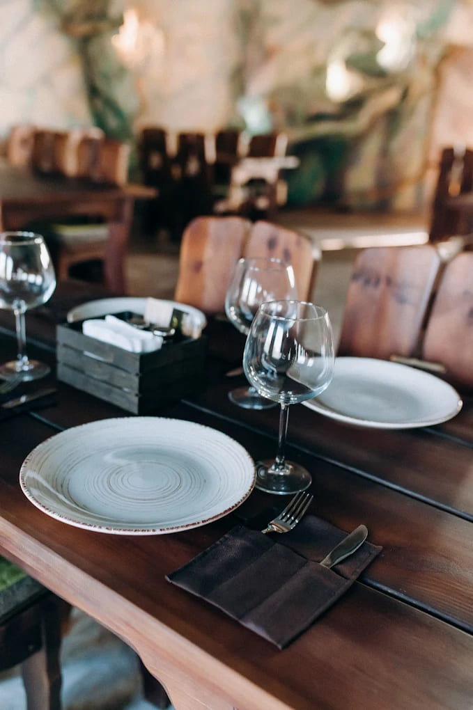 Дерев'яний стіл та сервірування у печерному залі Lovelia