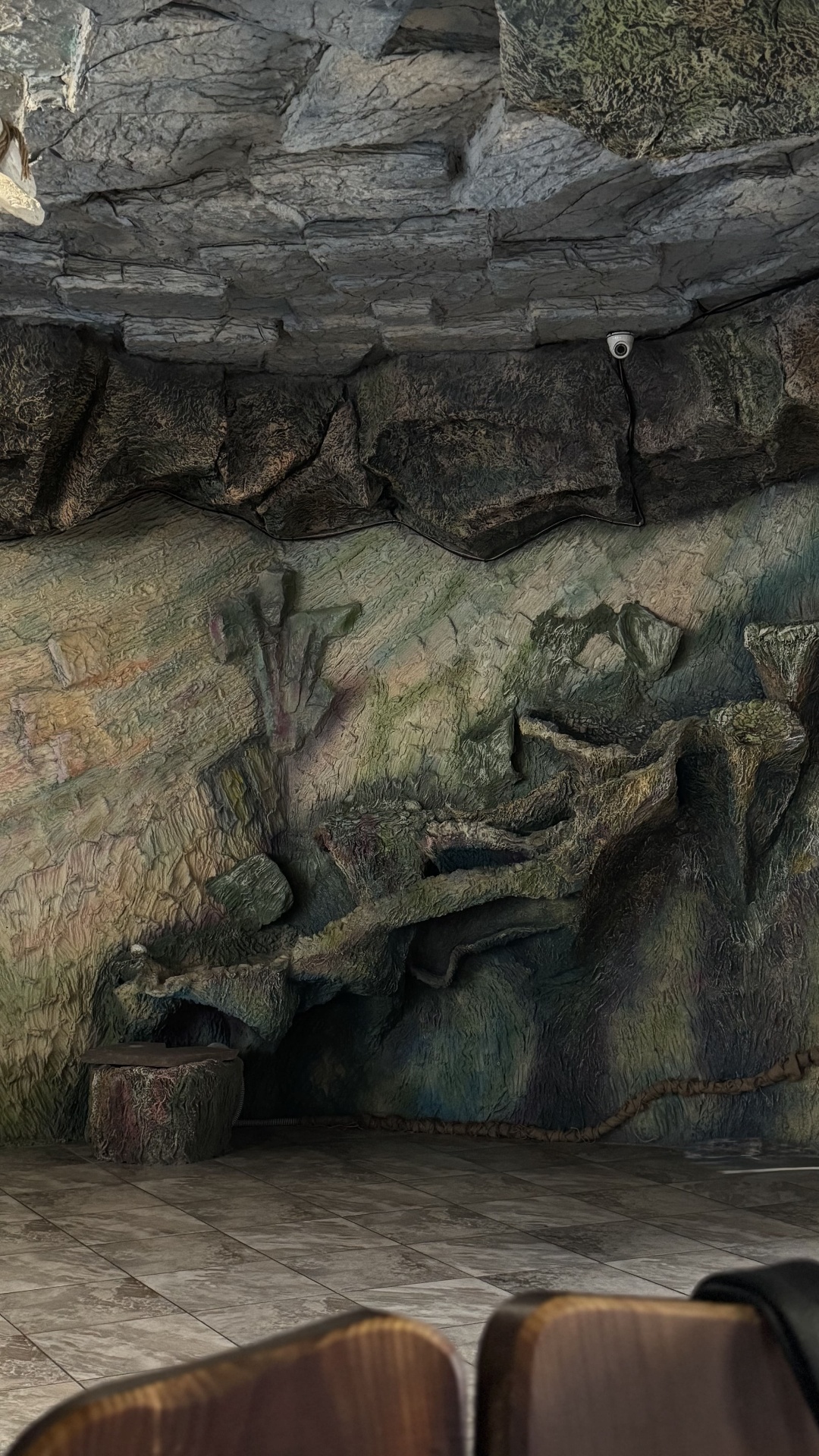 Авторська скельна стіна печерного залу Lovelia