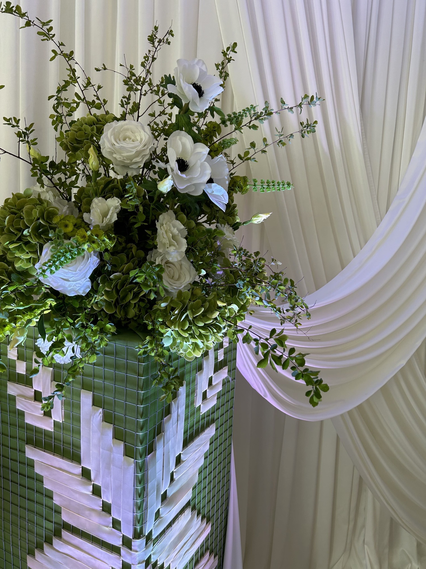 Квіткова композиція з білих троянд та зелені у залі Lovelia