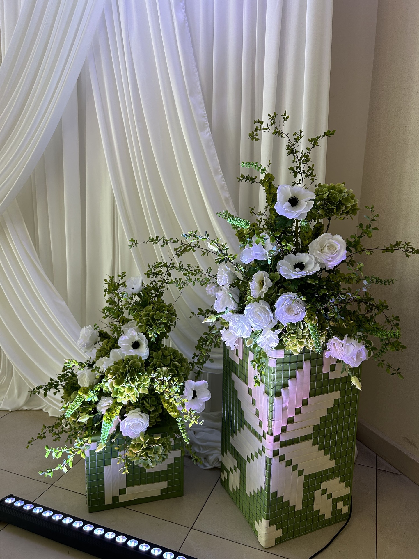 Парні квіткові композиції на весільній фотозоні Lovelia