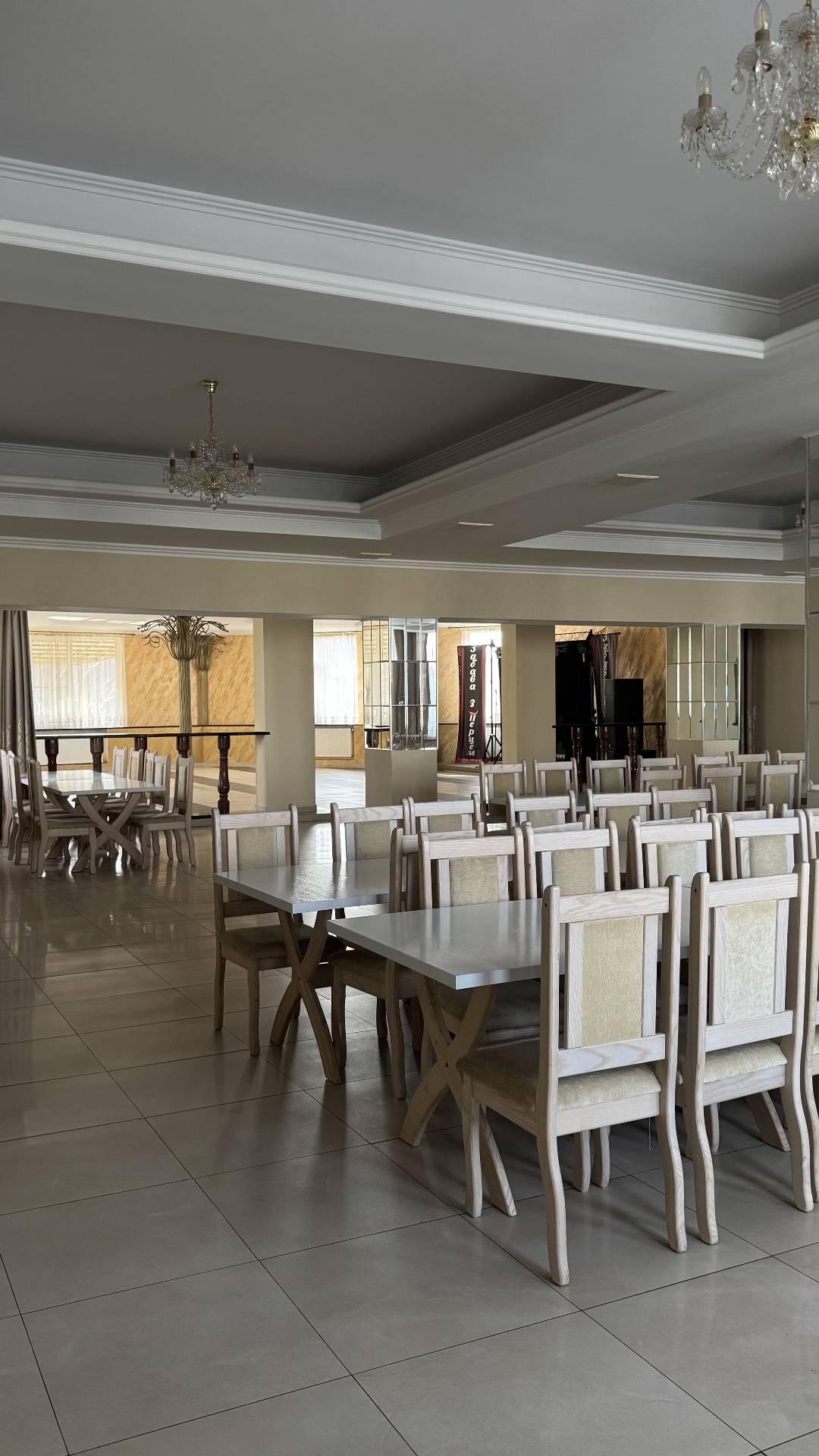 Просторий бенкетний зал Lovelia з сервірованими столами