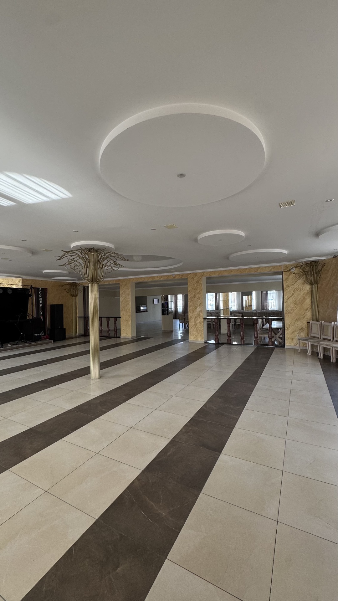 Танцювальний зал Lovelia з колонами