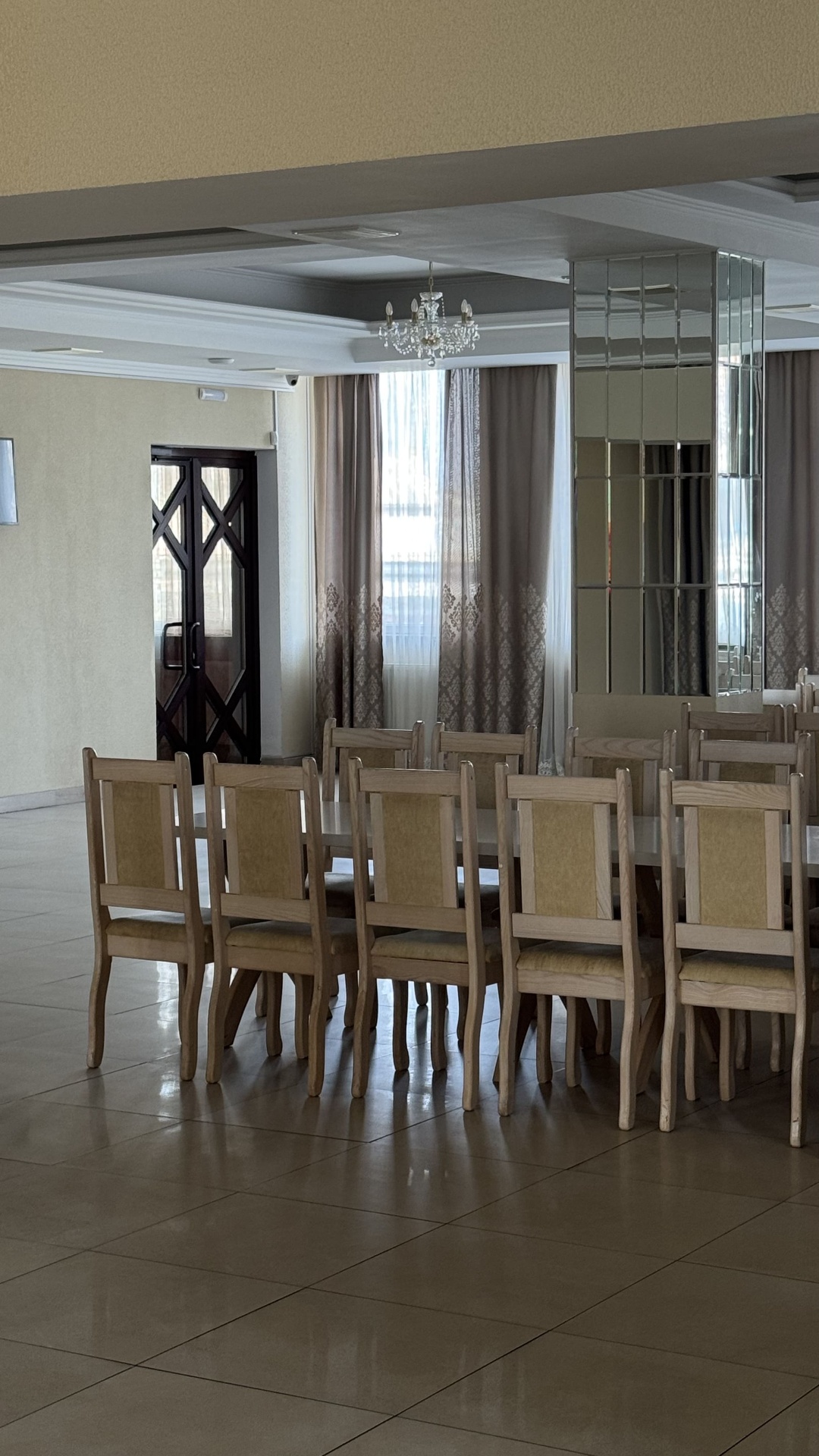 Елегантний бенкетний зал Lovelia з кришталевими люстрами