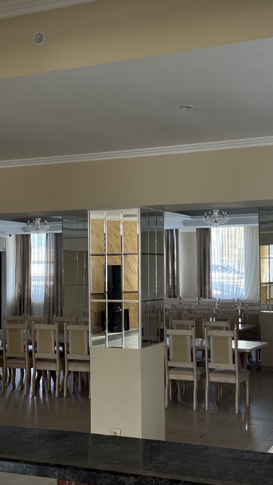 Дзеркальний зал ресторану Lovelia