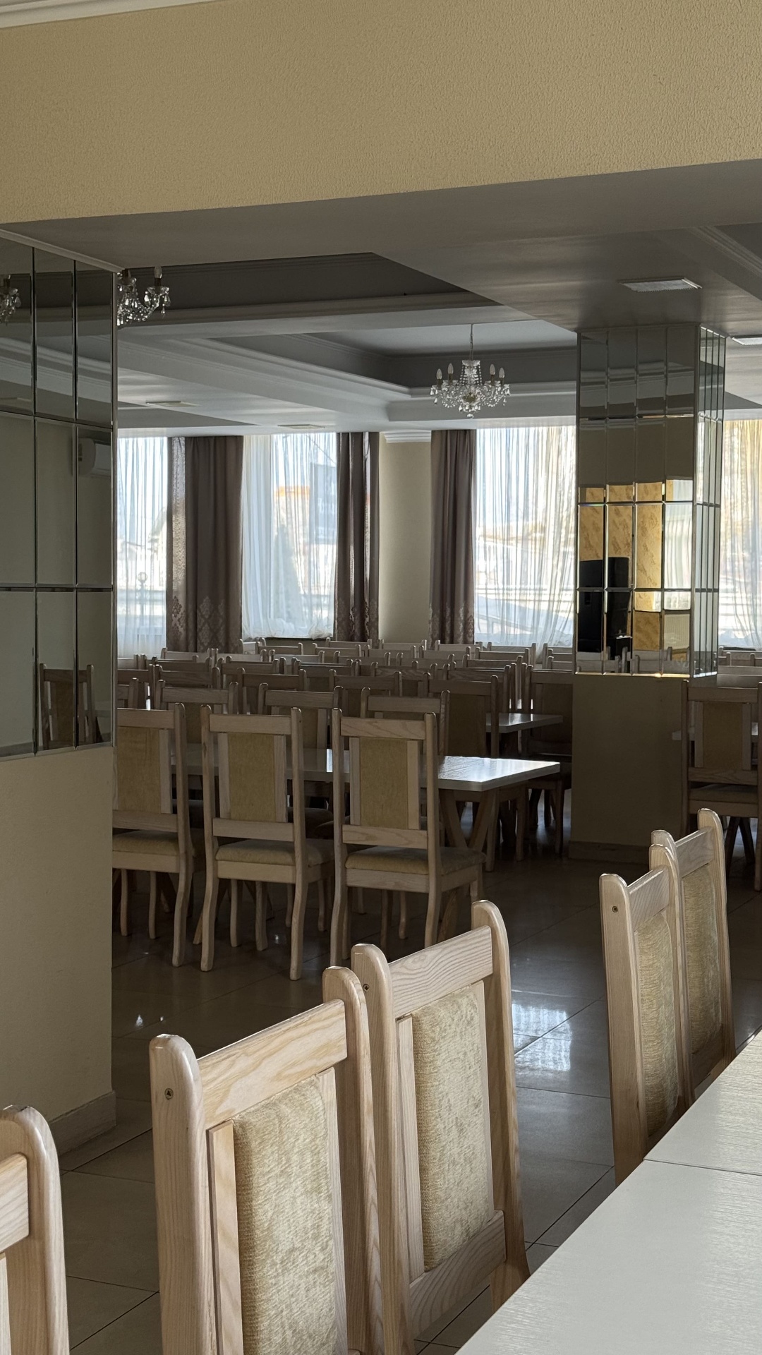 Обідня зала Lovelia з дерев'яними столами