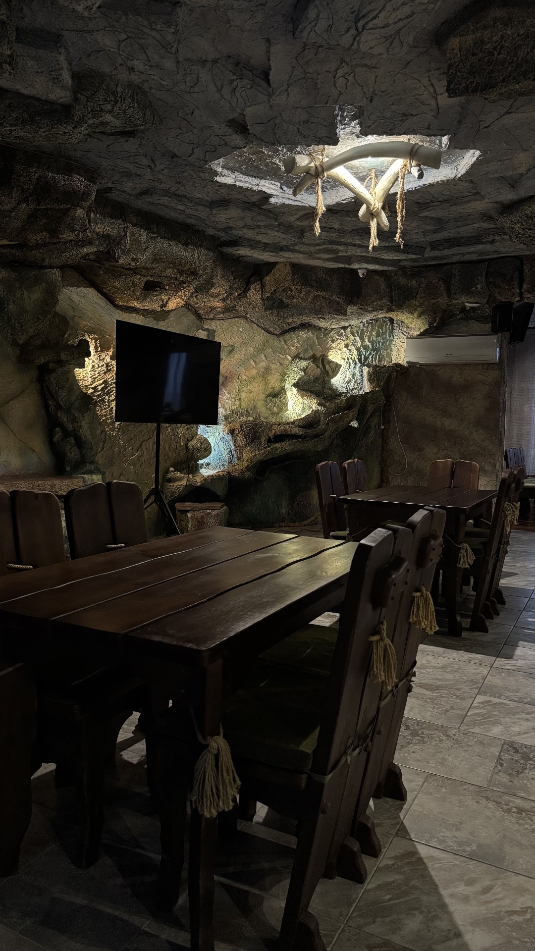 Затишний зал Lovelia з телевізором