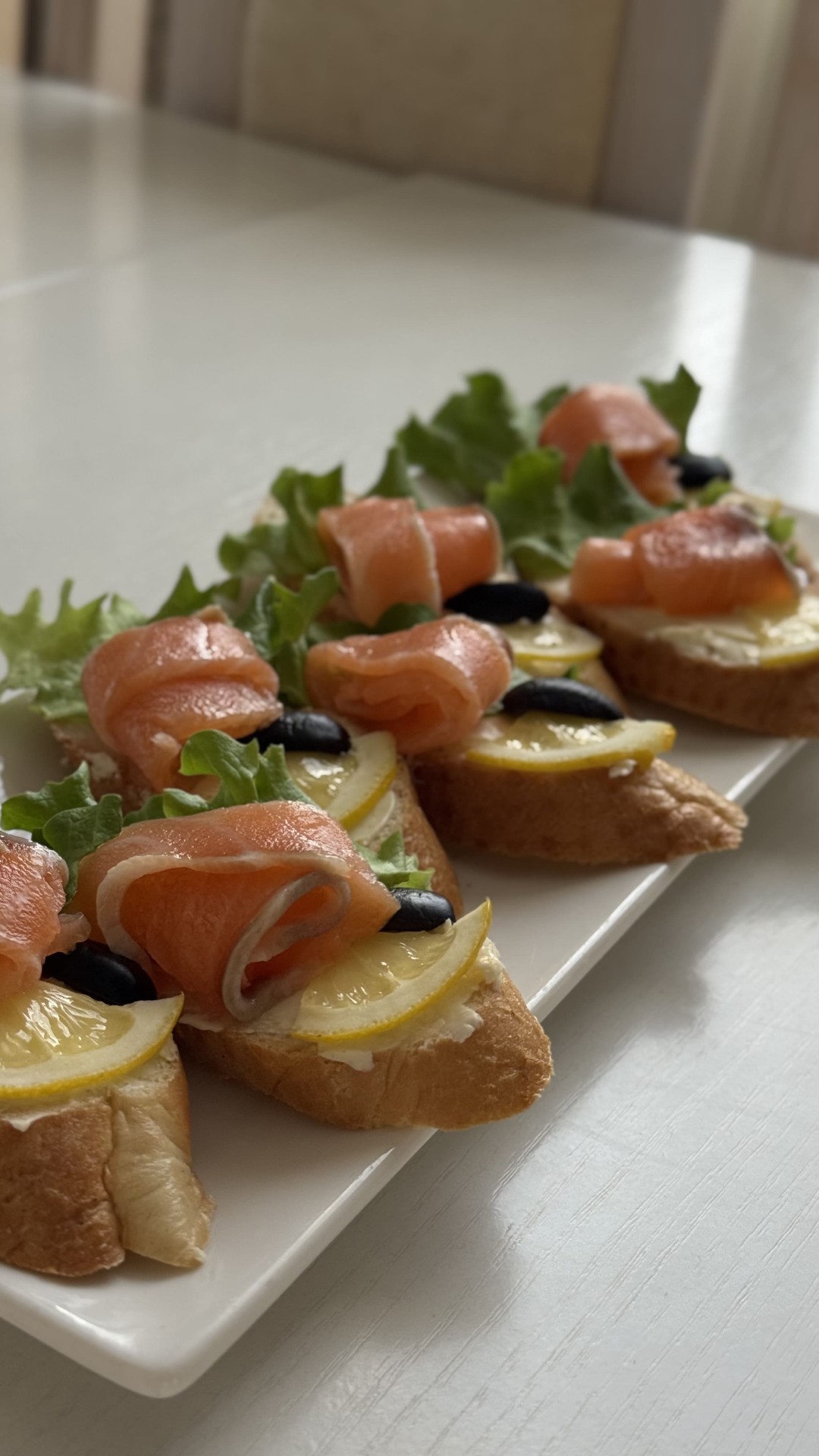 Канапе з лососем та лимоном у ресторані Lovelia