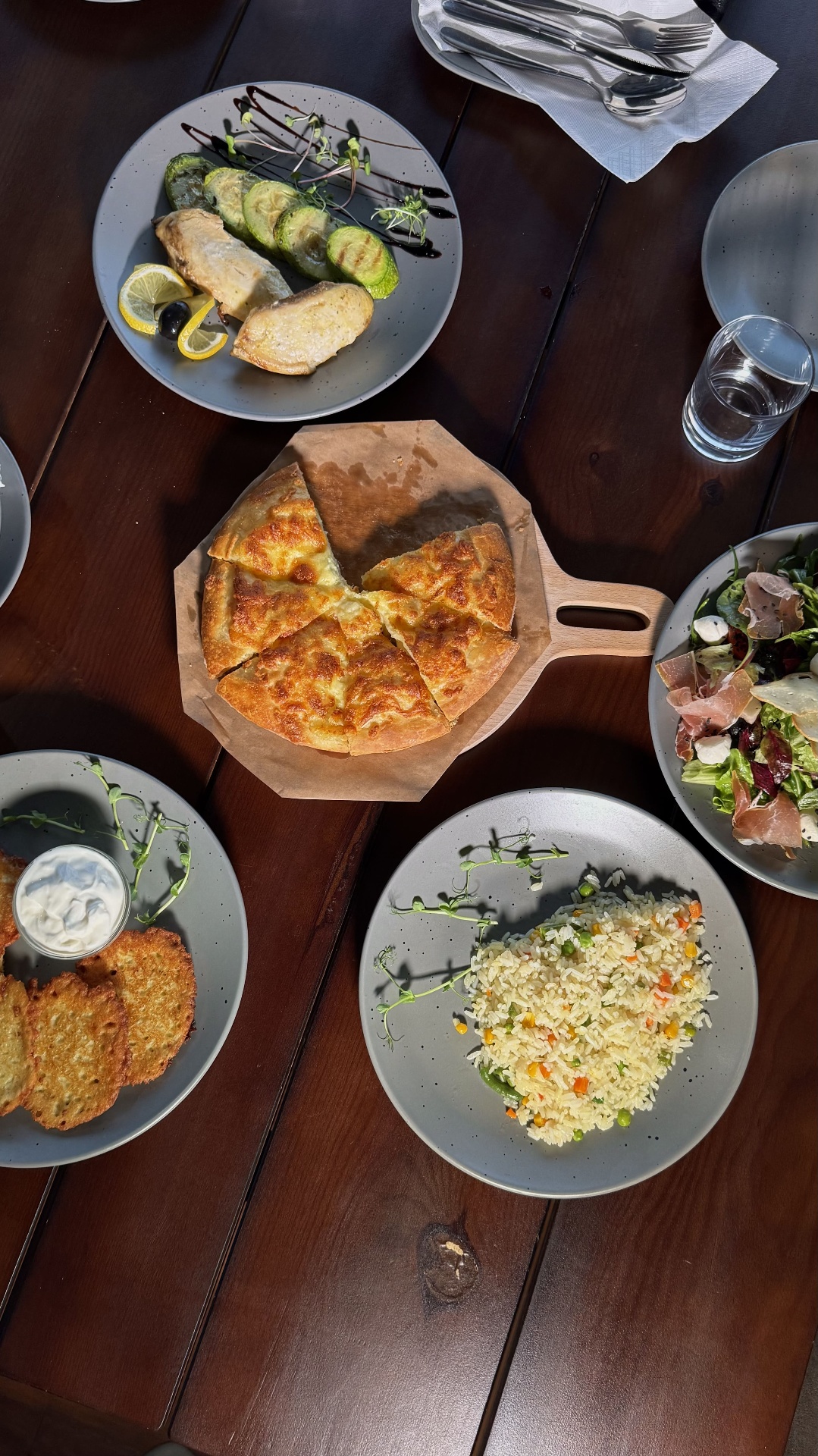 Сімейний обід у ресторані Lovelia