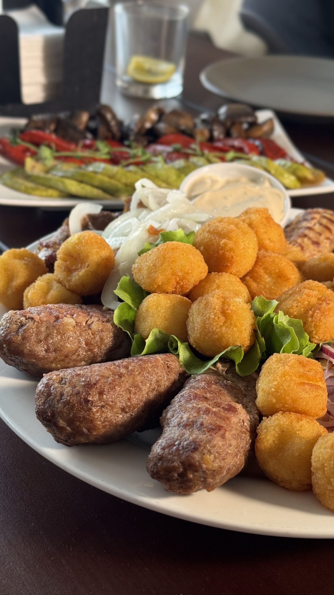 М'ясне асорті з кеббе та крокетами у Lovelia