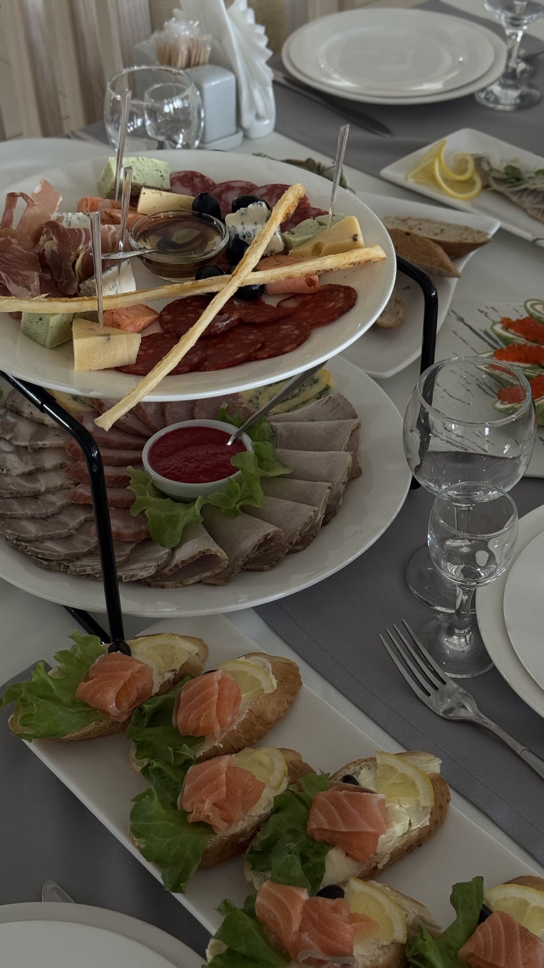 Бенкетна подача мʼясного та рибного асорті Lovelia