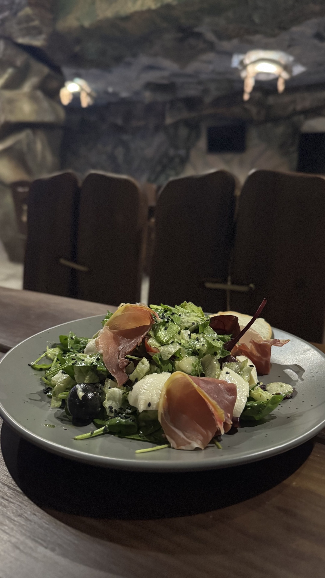 Авторський салат з пармською шинкою у ресторані Lovelia