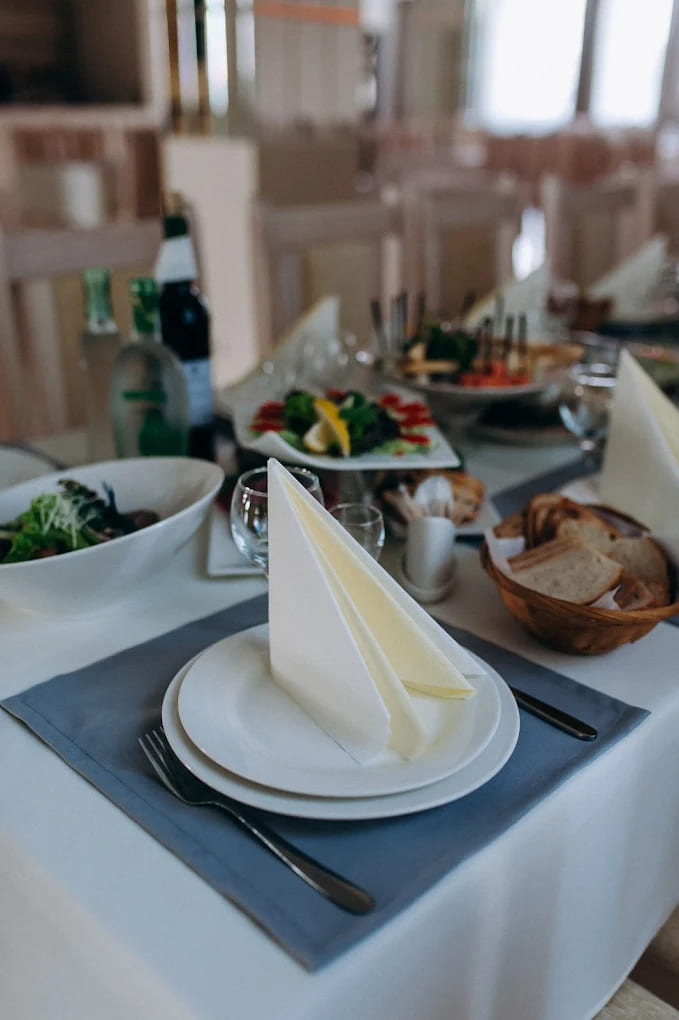 Сервірування столу з фірмовою серветкою у ресторані Lovelia