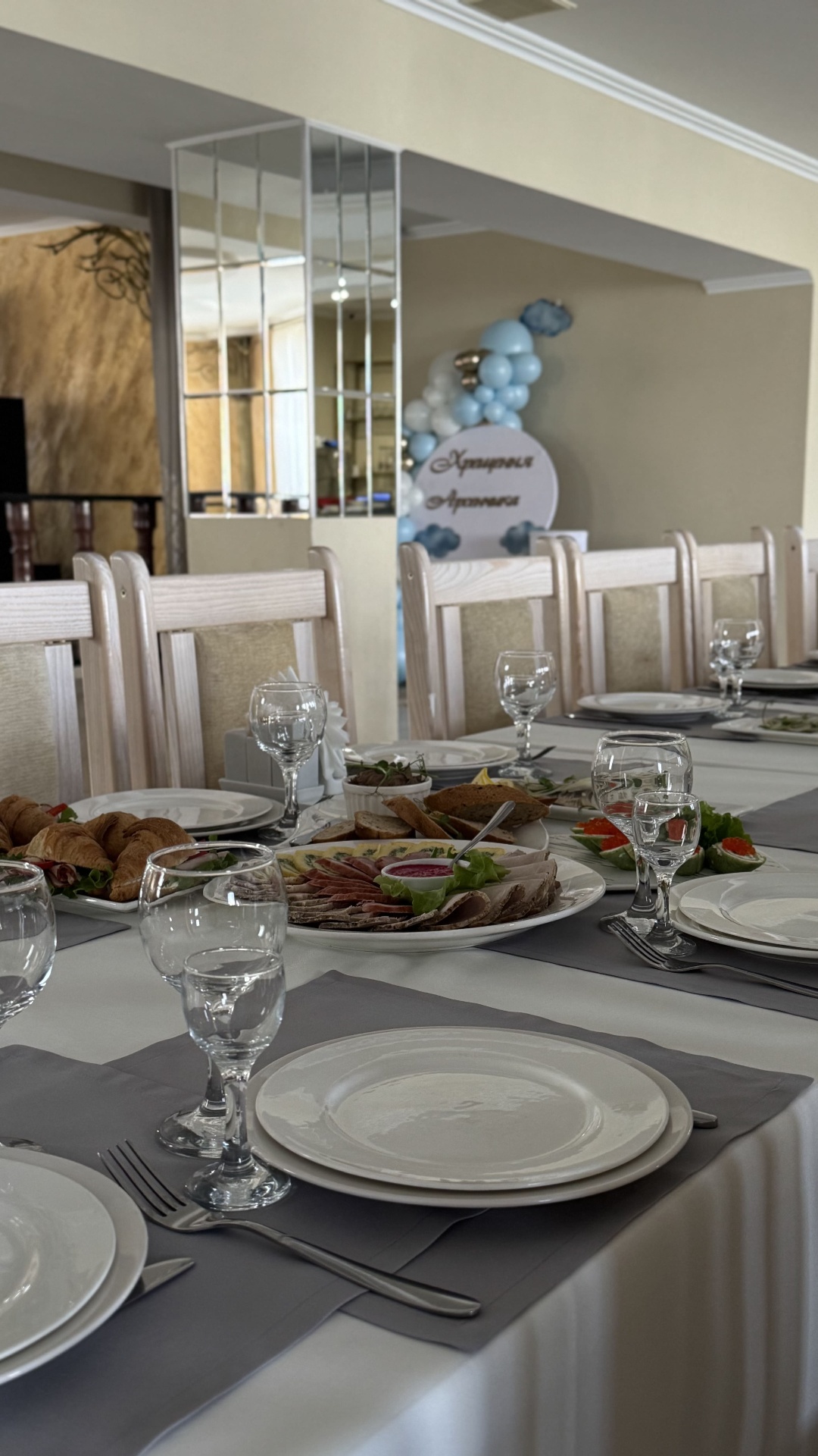 Святкове сервірування столу у ресторані Lovelia