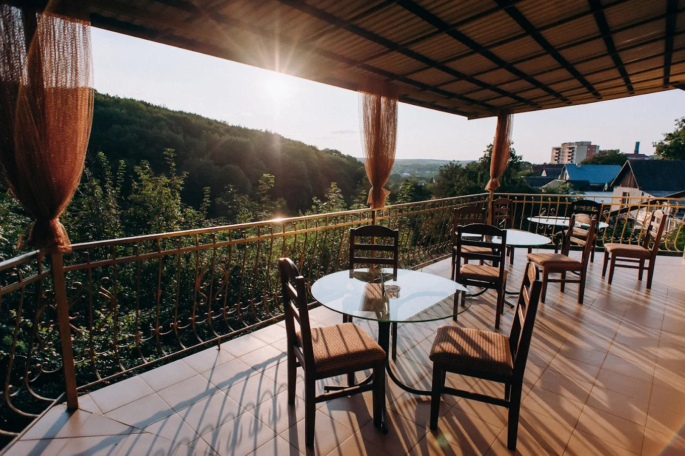 Літня тераса Lovelia з видом на ліс під час заходу сонця