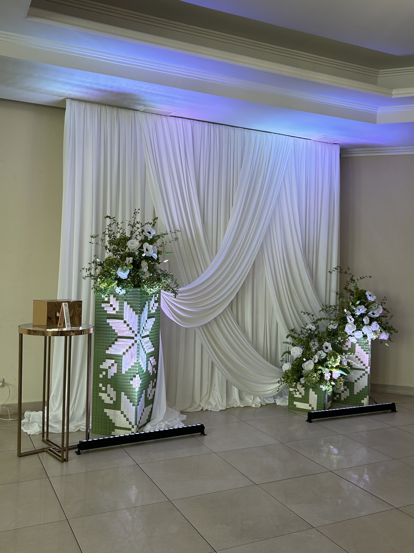 Весільна фотозона Lovelia з білими драпіровками та квітами